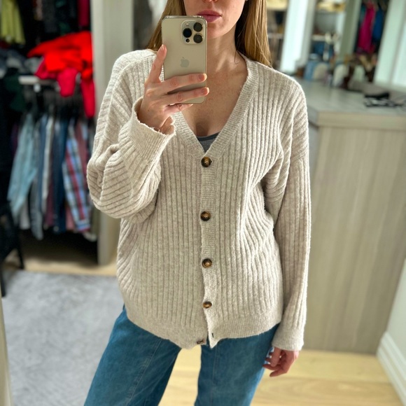 Light beige soft oversized cardigan with buttons - Picture 6 of 7